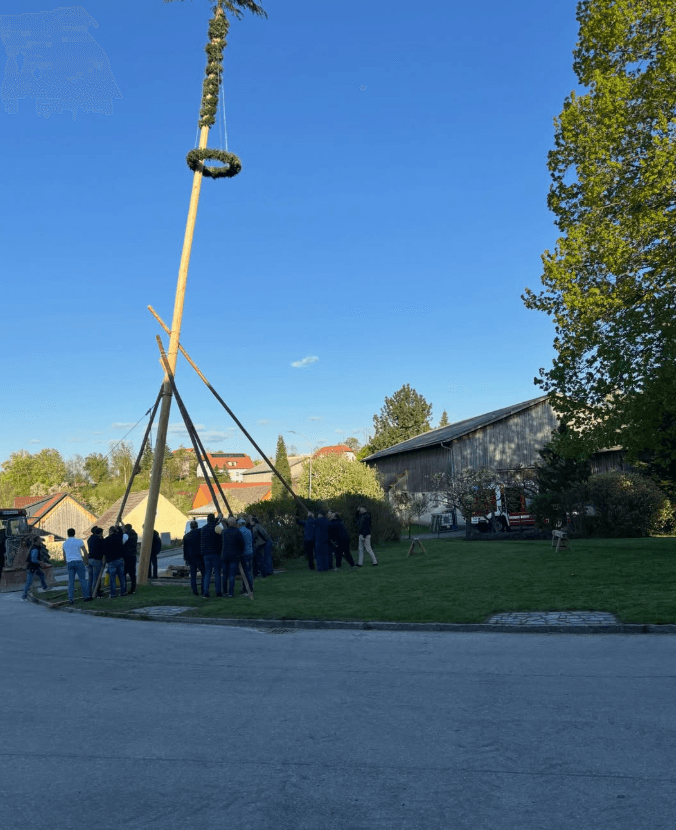 Gallery image 3 - Das war unser Maibaumaufstellen 2026!